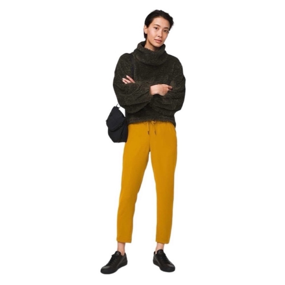 LULULEMON On the Fly 7/8 Woven Pant 27" in Fools Gold